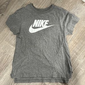 Girls Nike T-shirt size medium. Excellent like new condition.